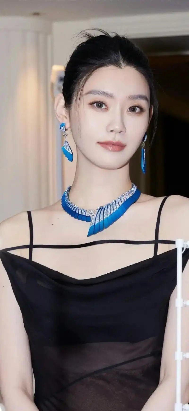 奚梦瑶是妥妥的长期主义者，每一步都盘算得清清楚楚。当年刚生下长孙，正是她模特事业