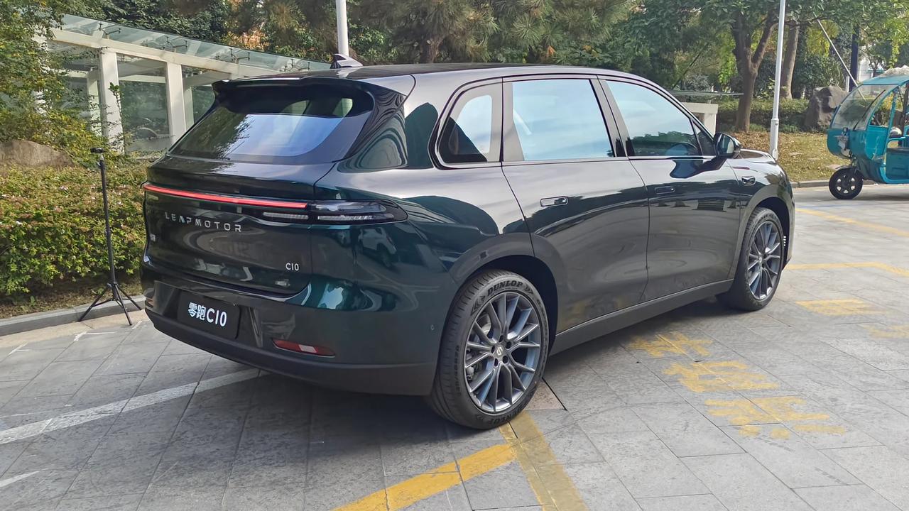 零跑C10实车再次现身，看来离上市时间不远了。新车定位中型SUV，定位略低于在售