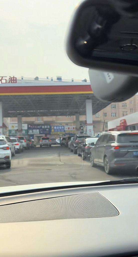 对国内成品油价格采取临时调控原本以为油价要涨一块六的，没想到只涨了八毛，昨天油车