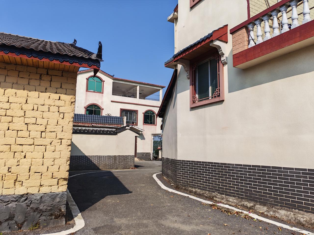 乡村新貌
走进如今的乡村，一眼就能看见时代留下的痕迹。一边是充满岁月印记的老式土