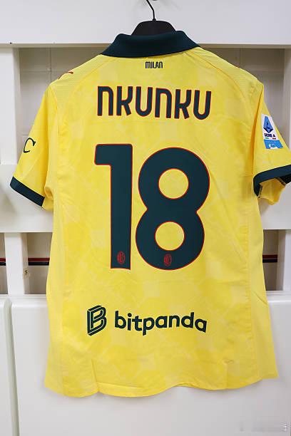 恩昆库本场球衣的臂章和背后印字都差点脱落 博洛尼亚0比3AC米兰意甲