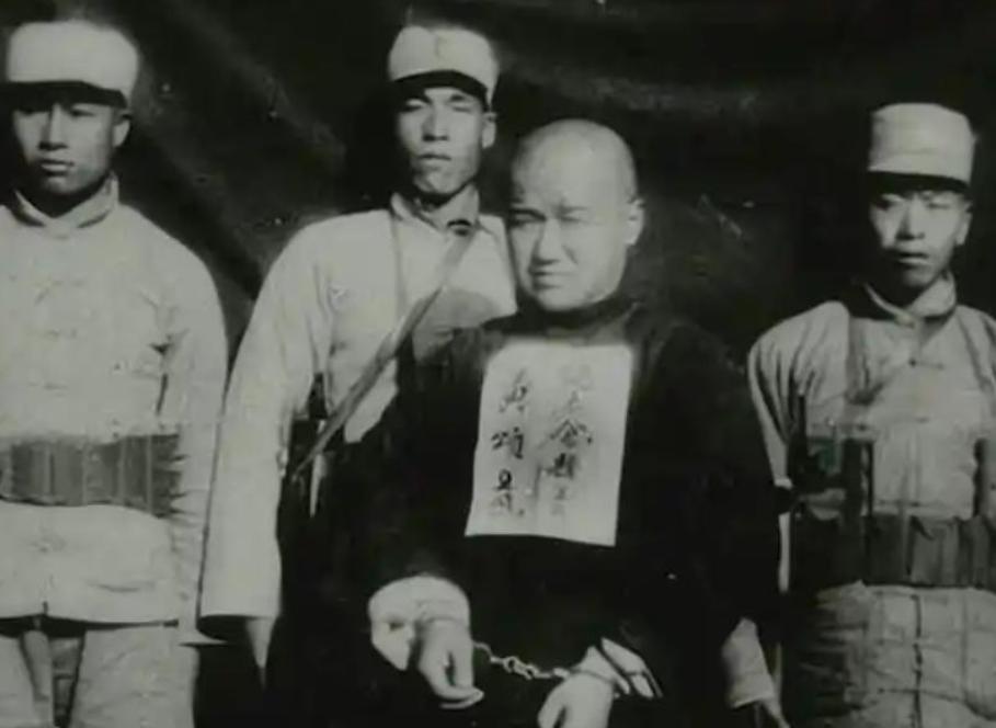 1951年，汉奸头子张百奎被执行枪决，行刑人员见民愤很大，故意打偏，围观群众见状