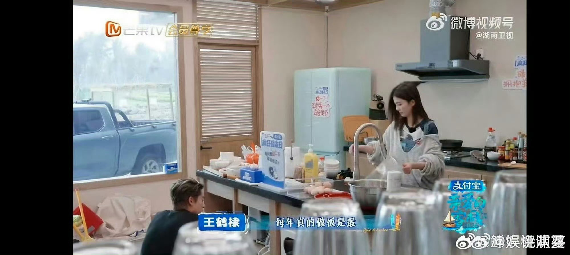 白鹿白鹿问王鹤棣客栈和中餐厅的差别亲爱的客栈 同款打工不同场景，王鹤棣总结超到位