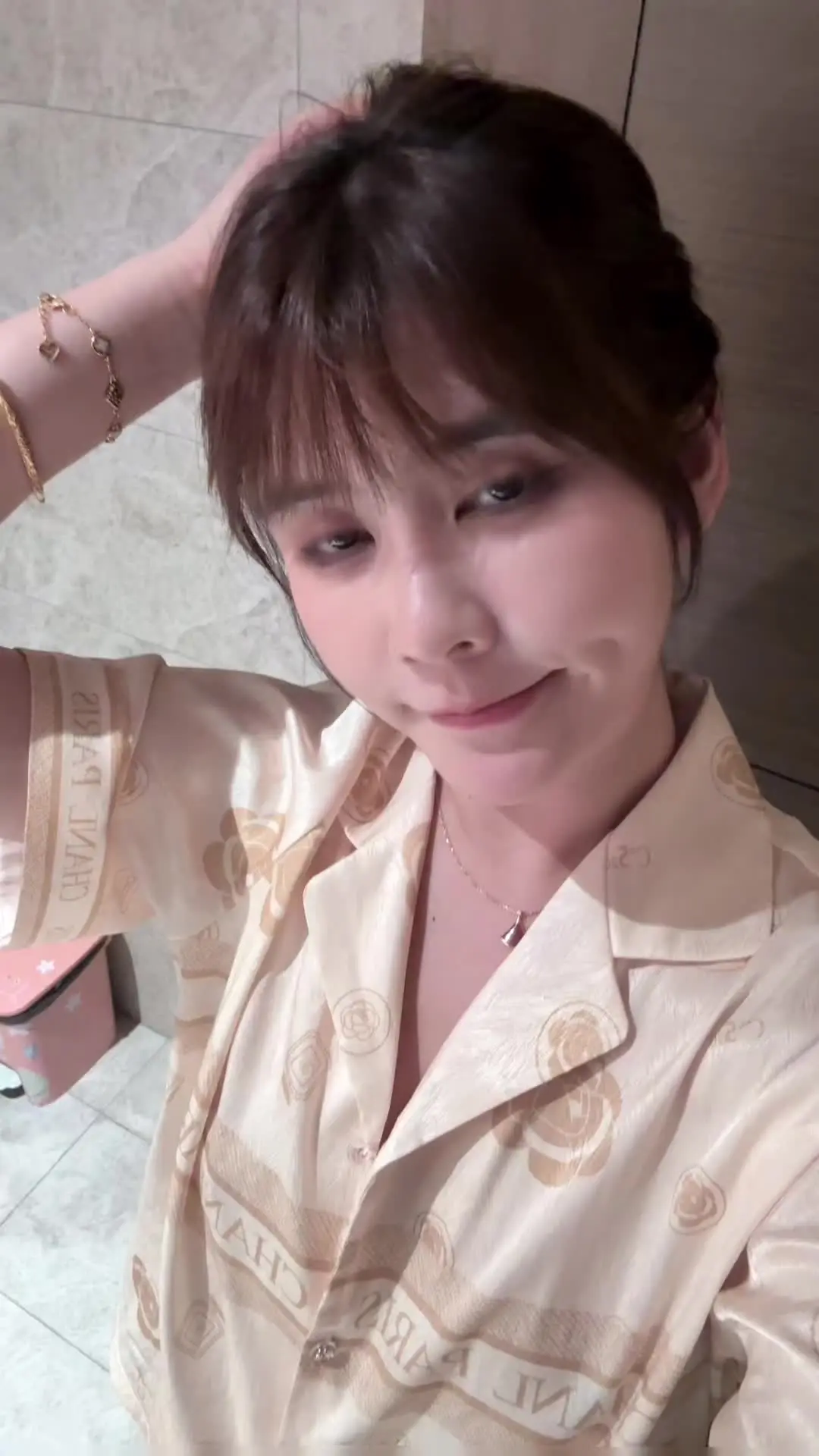 小时候我说长大我要去帮助贫困的人 现在长大后我说请帮帮我