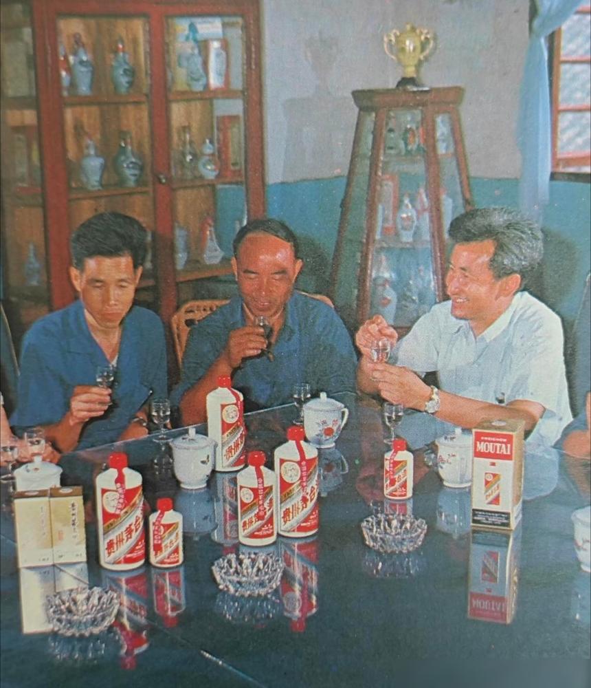 1984年茅台酒出厂价为8.4元，市场零售价约15元左右，受计划经济供应限制，普