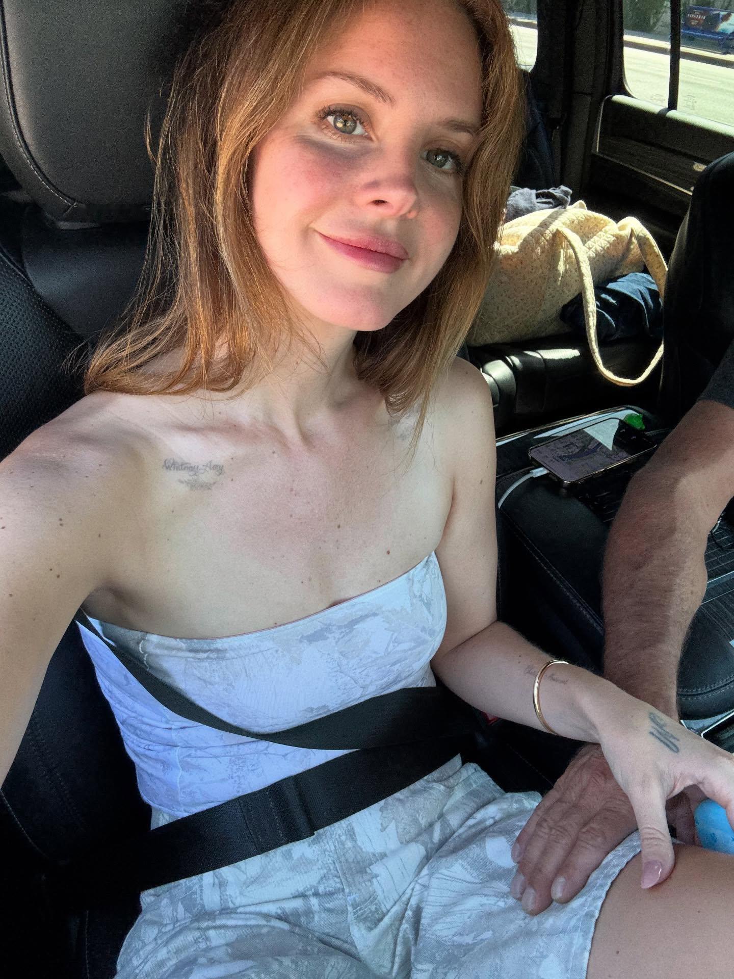 打雷Lana Del Rey曝光40岁生日超美新自拍~~生快！！！[抱一抱][亲