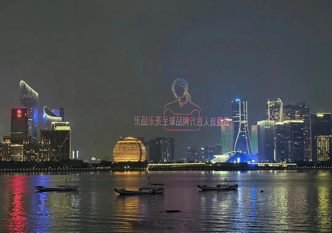赵露思乐品乐茶灯光秀，品牌霸霸太宠啦 