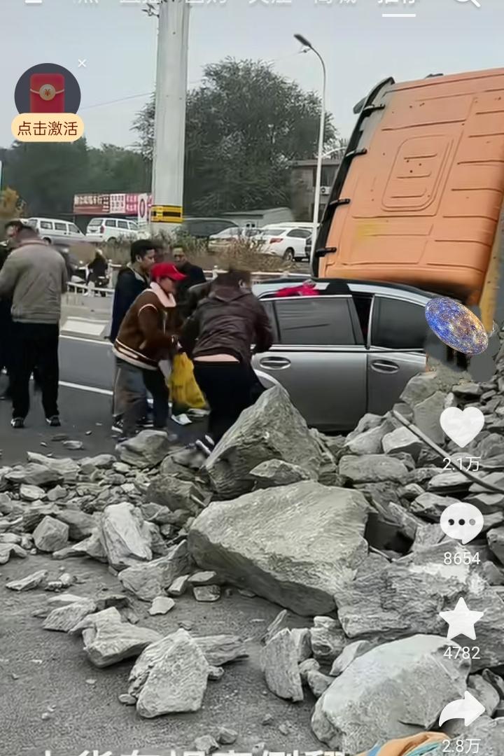 大货车侧翻了，
这事儿到底该赖谁？
 
就刚才刷到的视频，心都揪起来了——大货车