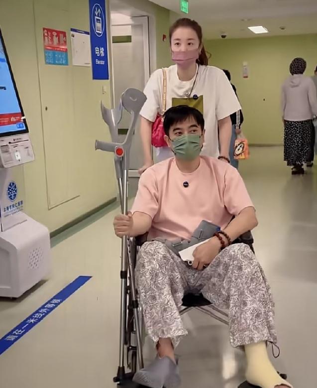 近日，章龄之分享了带丈夫陈龙去医院拆腿石膏的日常片段，一段简单的看病对话，瞬间引