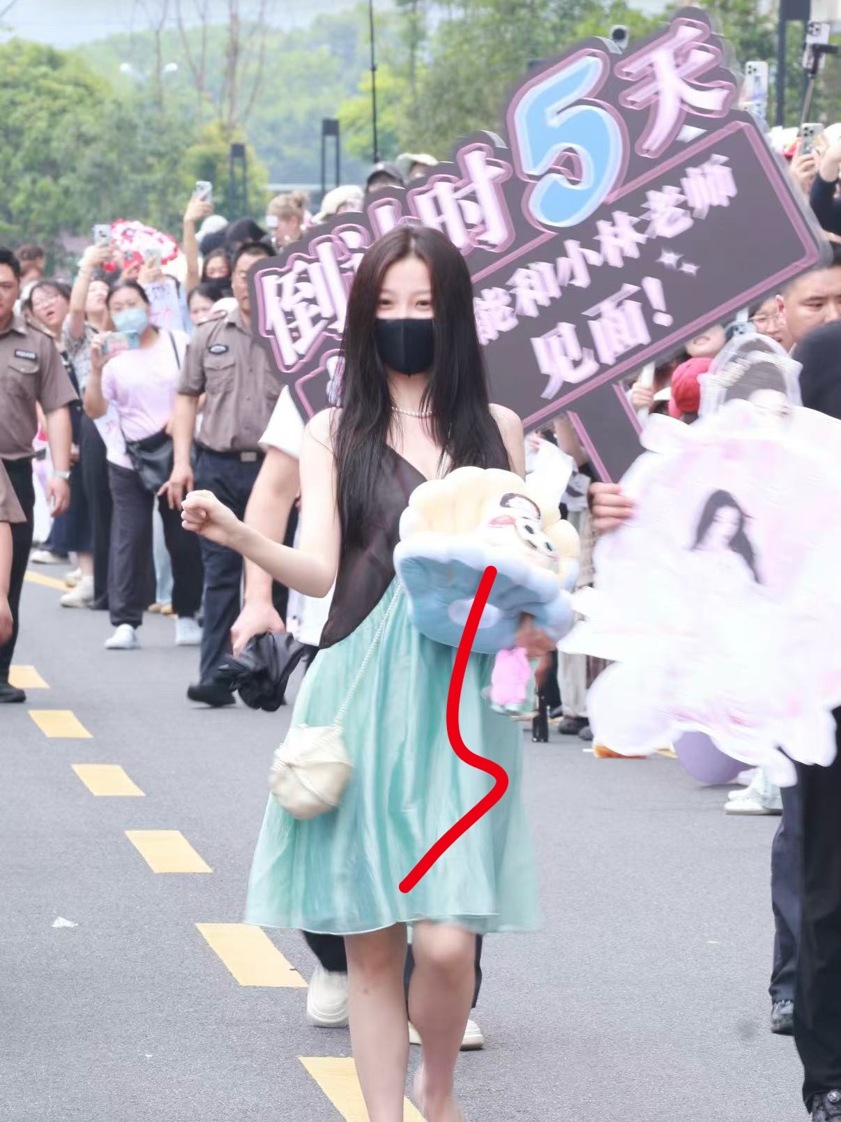 林晚星老师住蚌壳里面一手石榴一手足球哈哈哈哈 