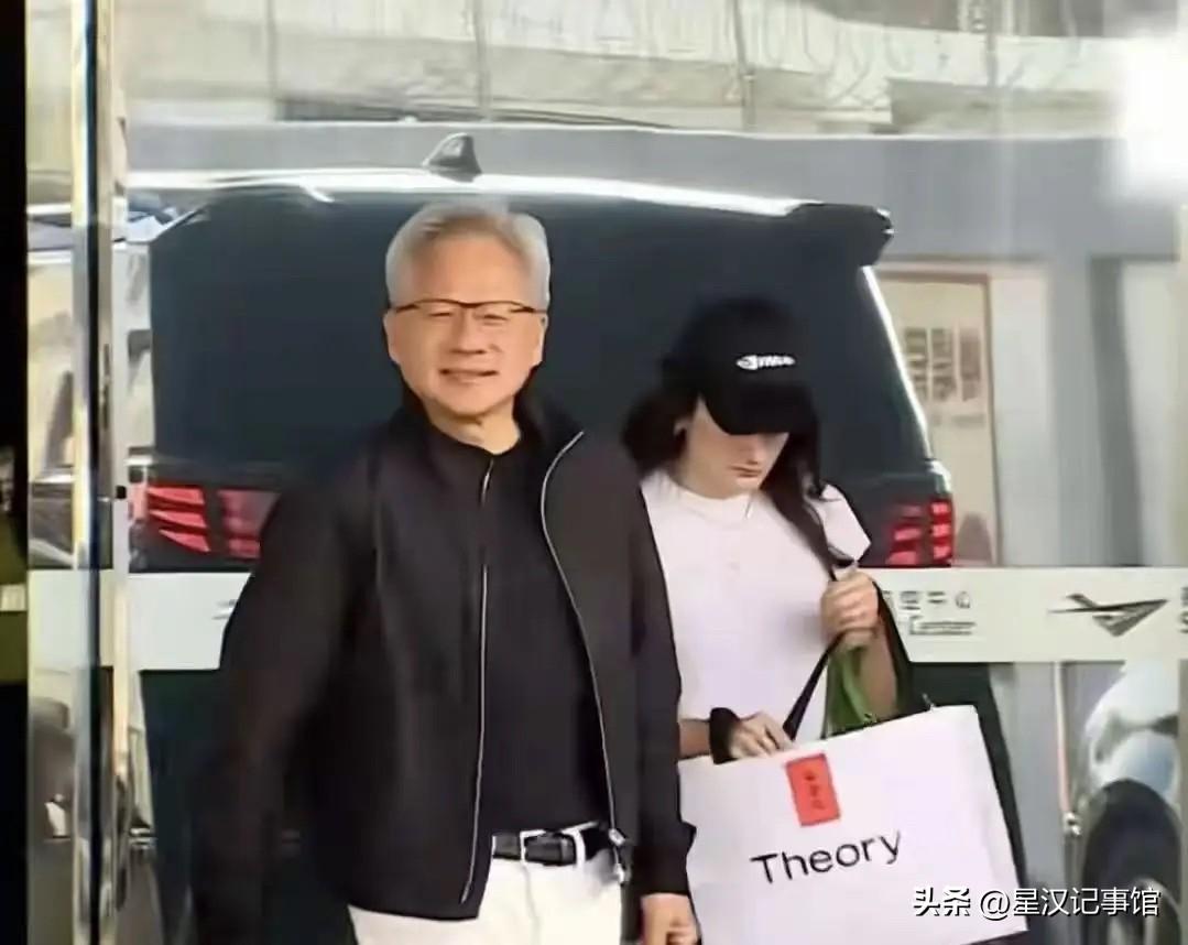 5月23日黄仁勋真的回到台湾了，私人专机落地台北松山机场，比原计划提前4天，全程