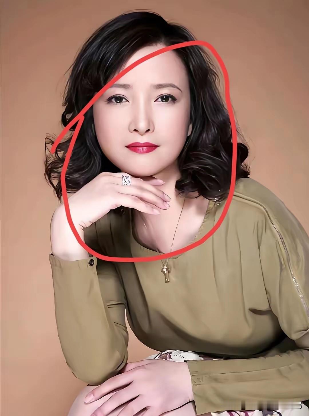 你们发现了没？
唐国强在娱乐圈中的坚持，何晴生病时他八年如一日的探望，体现了真正