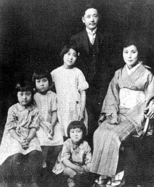 1948年，1名50多岁的日本女子，领着5个孩子，去郭沫若家敲门。郭沫若妻子于立