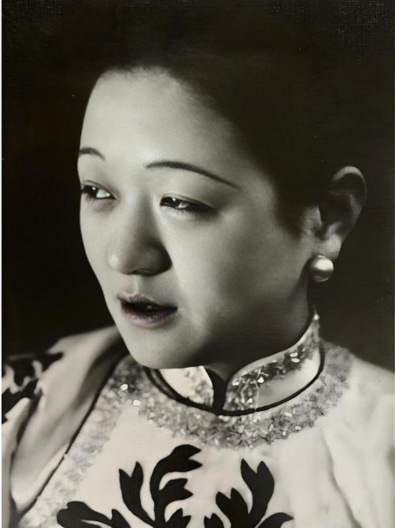 香港街头倒着一个白发乞妇，蓬头垢面，衣衫褴褛。有人拨开她的乱发，才认出这张脸——