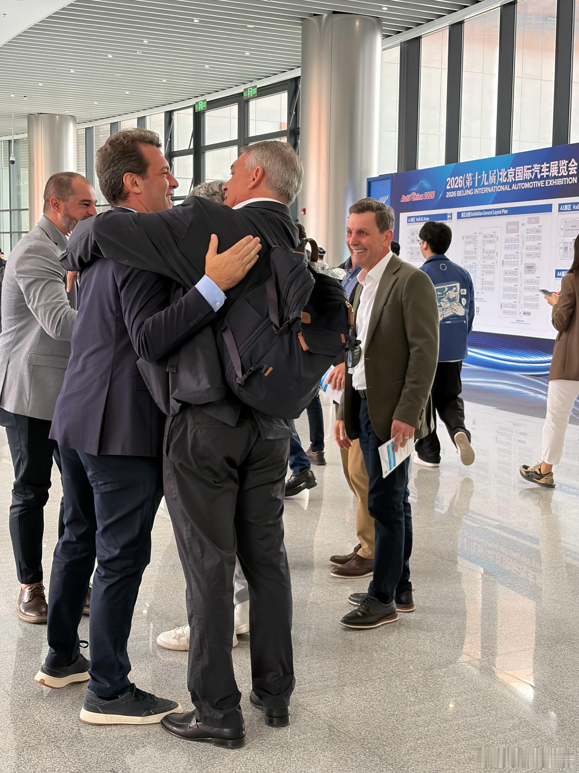 是不是媒体日比观众日人还要多北京车展挤满了外国人