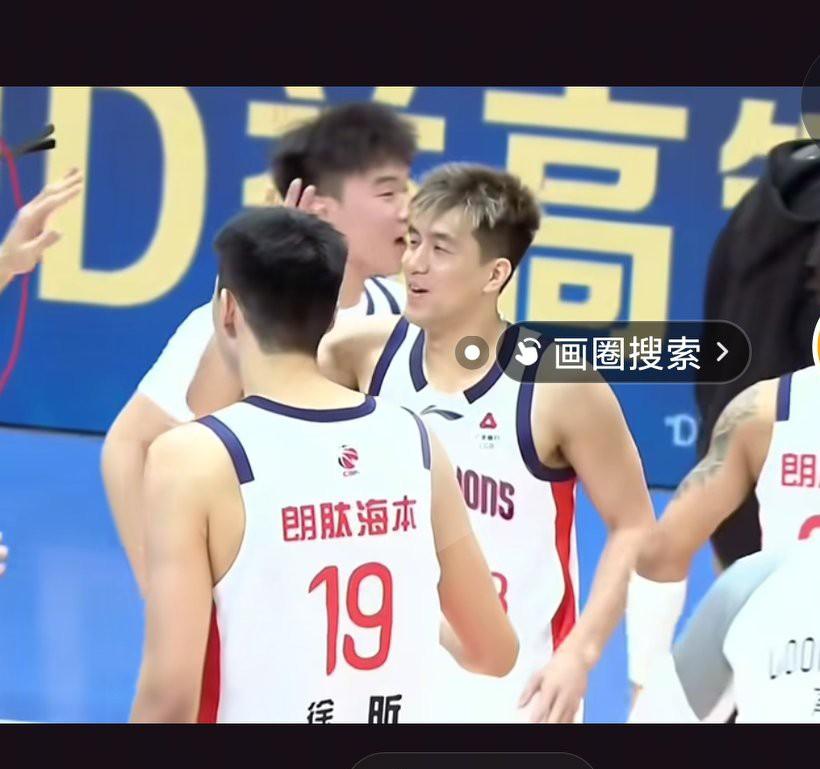 郭艾伦的表现真的太高效了，他只是老了，从来没有质疑过郭艾伦的能力啊，只要能健康的