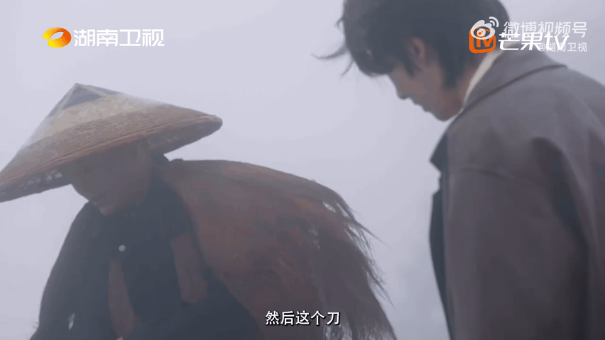 卓沅在怀化也割上草了没有预设剧本的画面最动人，卓沅路过怀化草地看见有人割草，直接
