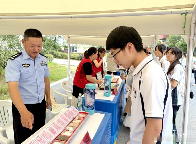 校园集市花式科普玉环青少年轻松识毒 仿真毒品模型+边检查缉装备+海上缉毒案例，玉