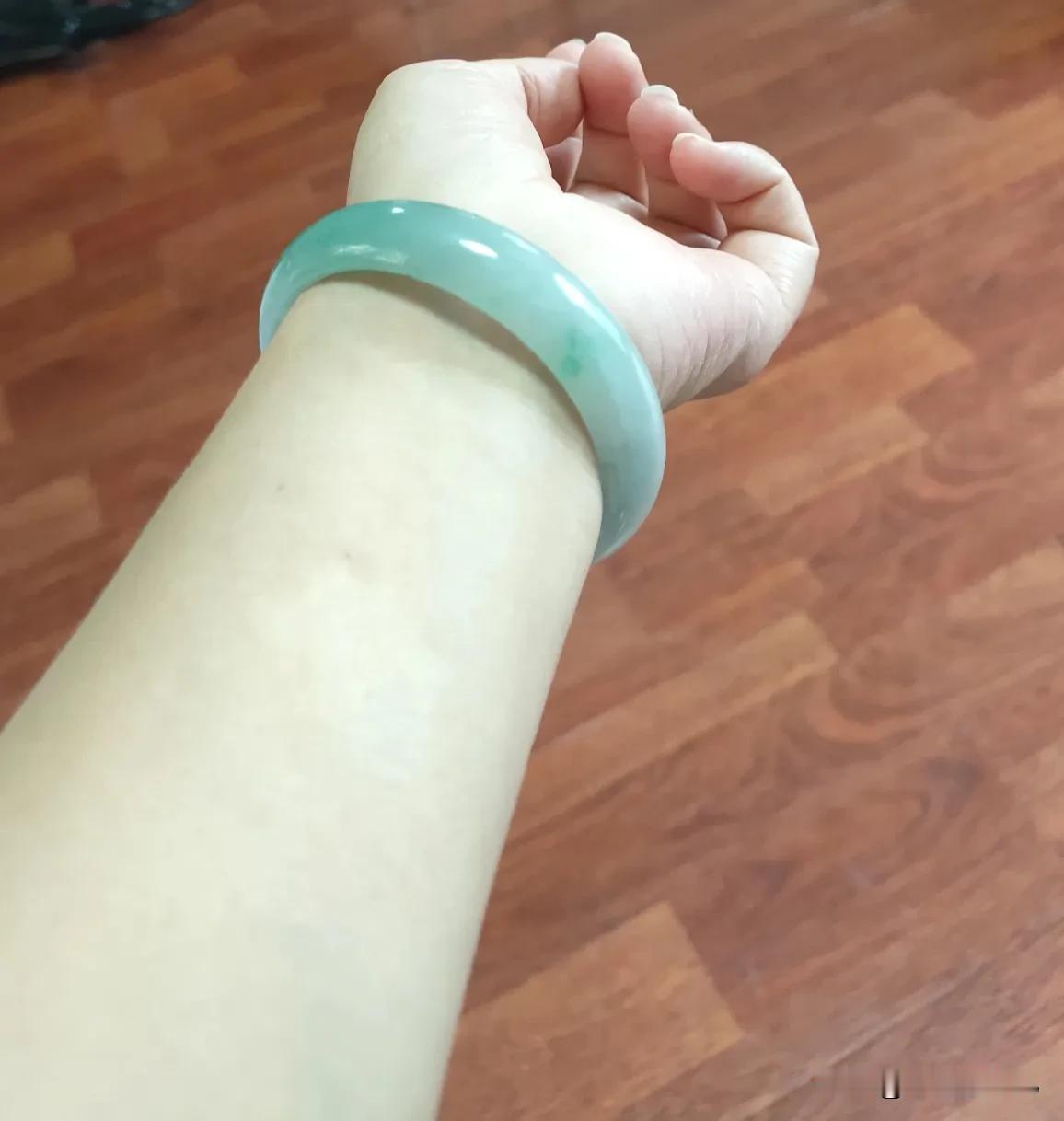 这个镯子买的时候3万块，
现在感觉后悔了，
想的是如果不买它的话，我兜里可能会多