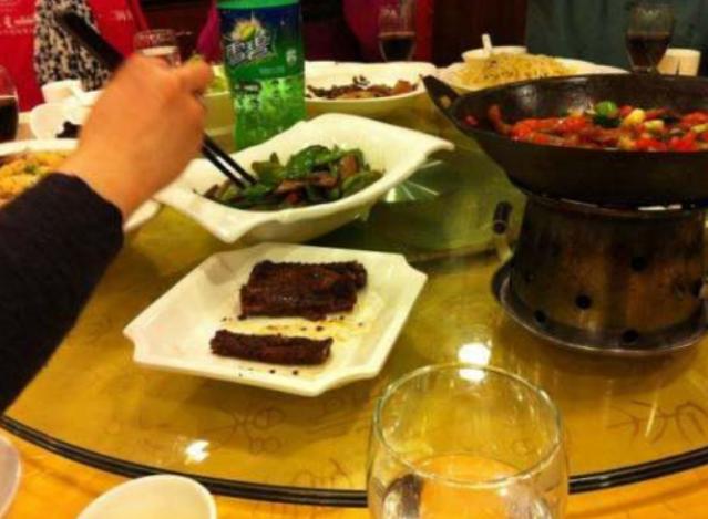 “孰是孰非？”一句“阿姨”闹出风波！吉林长春，51岁女子到餐馆吃饭，结账时被20