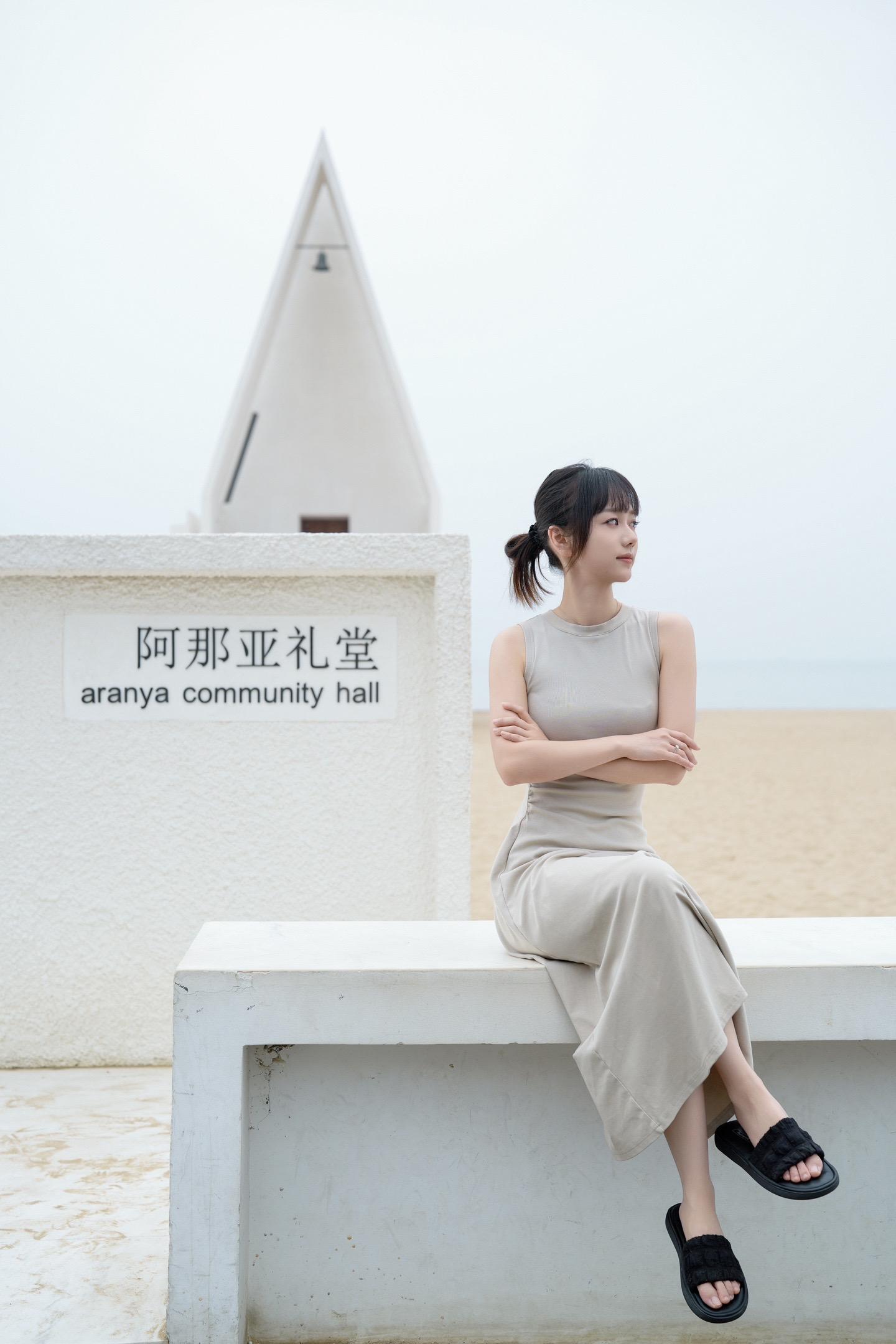 阿那亚旅拍日记。阿那亚旅拍 | 每朵云都下落不明，尖顶孤独，天空不坠。...