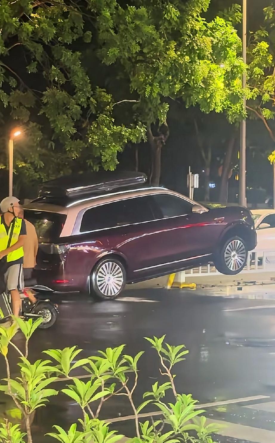 大家开车慢点啊，注意安全啊。这是什么车啊？