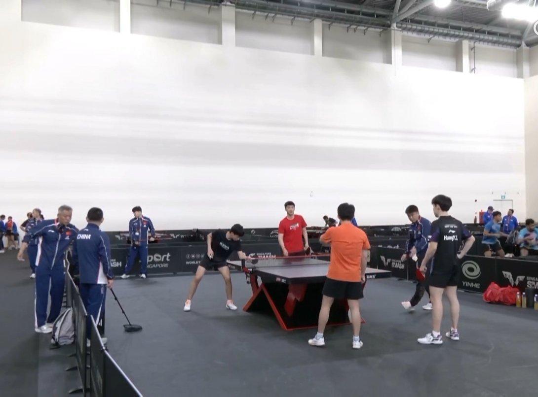 总教练和男主教练和lsd主管教练，三个教练手把手教学男双中，还有专门的陪练，这么