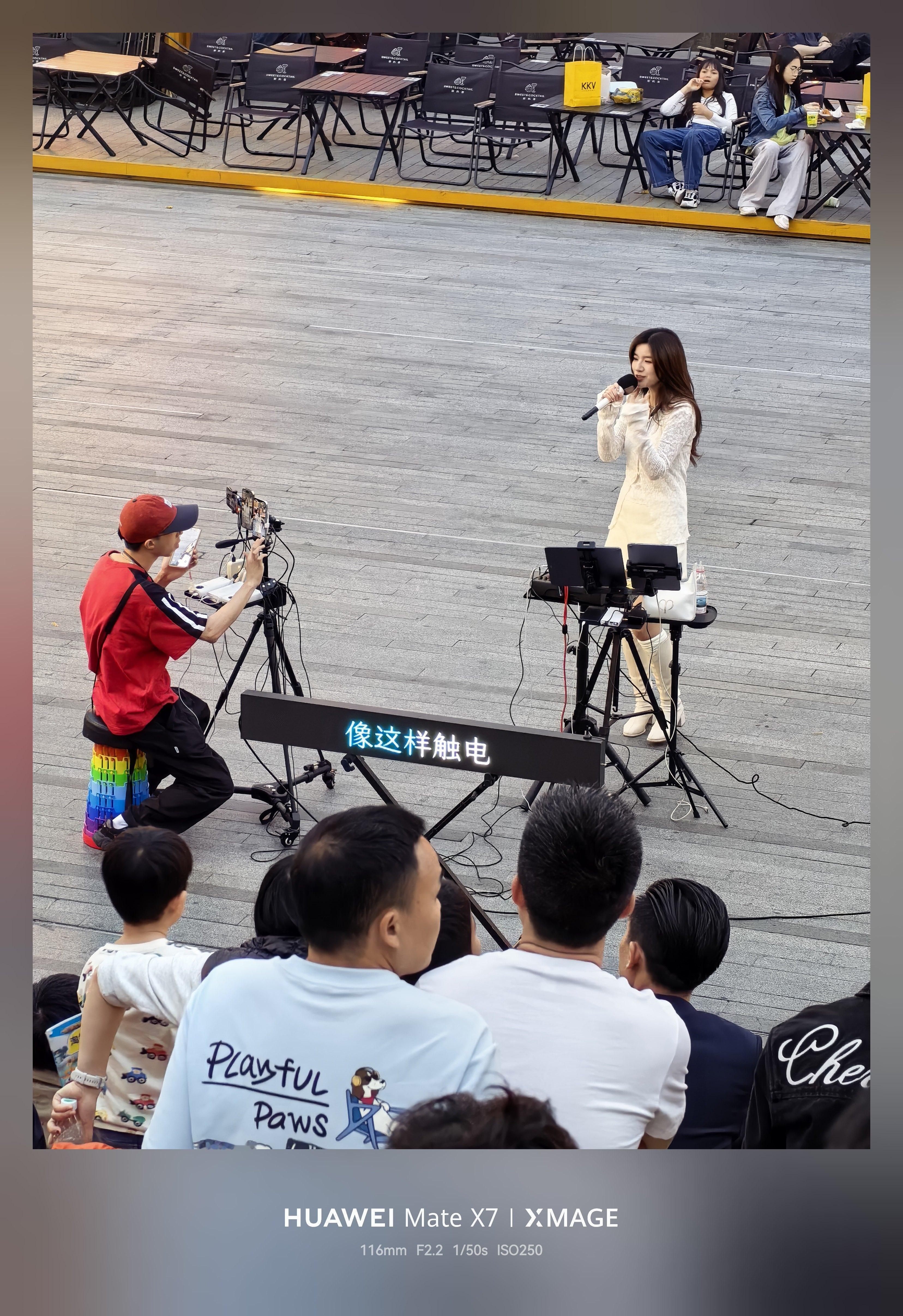 跟爱妻在红山6979这边听现场，歌手必然资深杰迷。先唱了稻香、简单爱、手写的从前