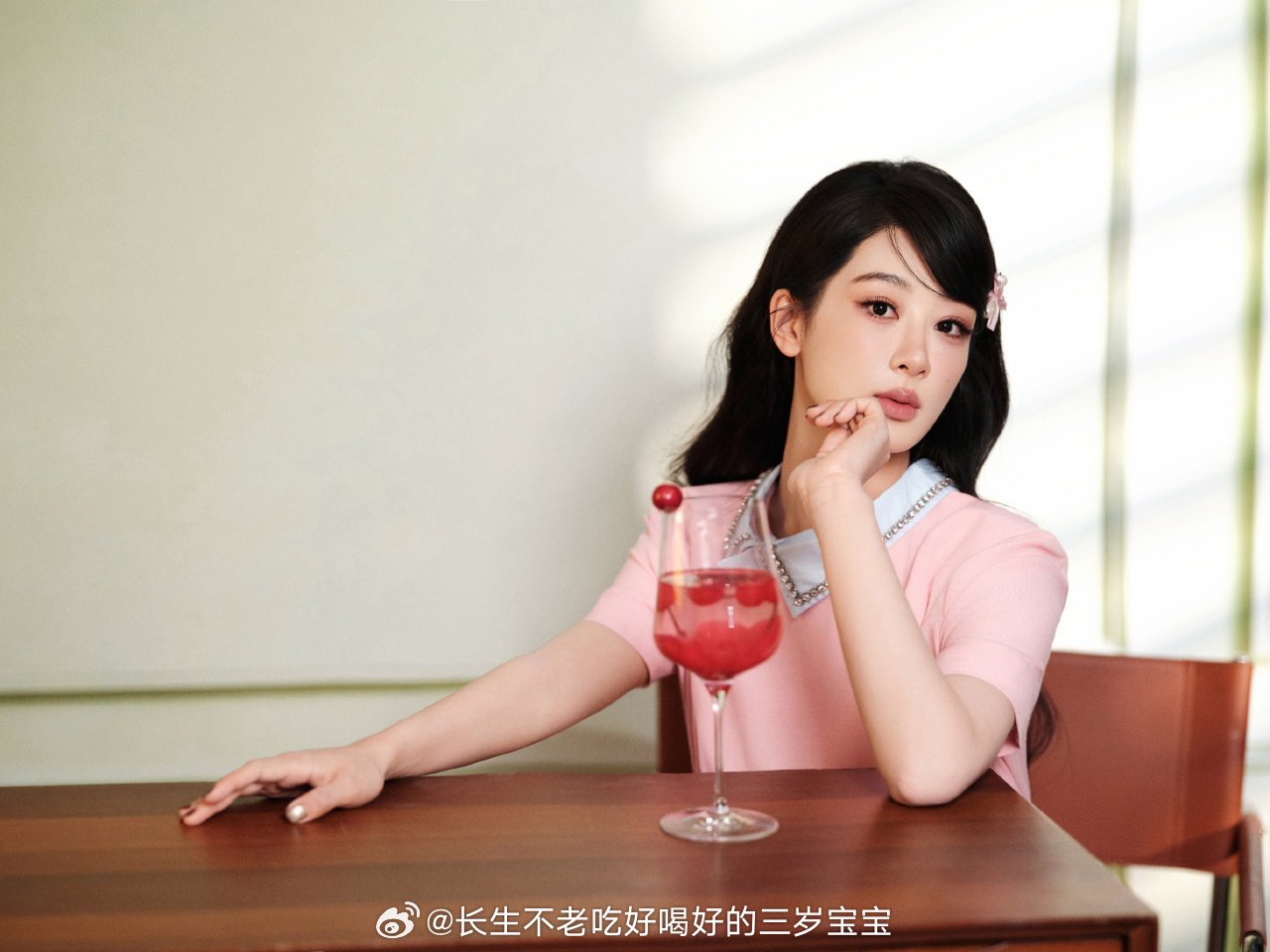 杨紫直播造型完全沉浸在杨紫的美貌里了！这个粉色造型完美展现了她的温柔与灵动，状态