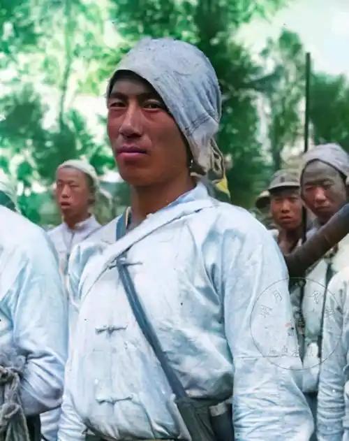 以下故事来自一个抗战老兵的回忆：

暮色中的冀中平原，玉米秆在秋风中沙沙作响。1