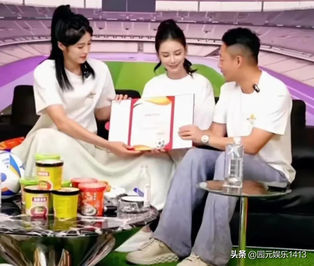 汪小菲和马筱梅8月份为乡村小学捐赠的足球场，现在已经建好，学校投入使用！
   