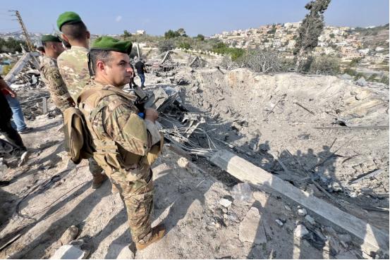 太狠心了，以军又在黎南部搞事，战场上最招人恨又禁用的白磷弹，再一次出现在了大众视