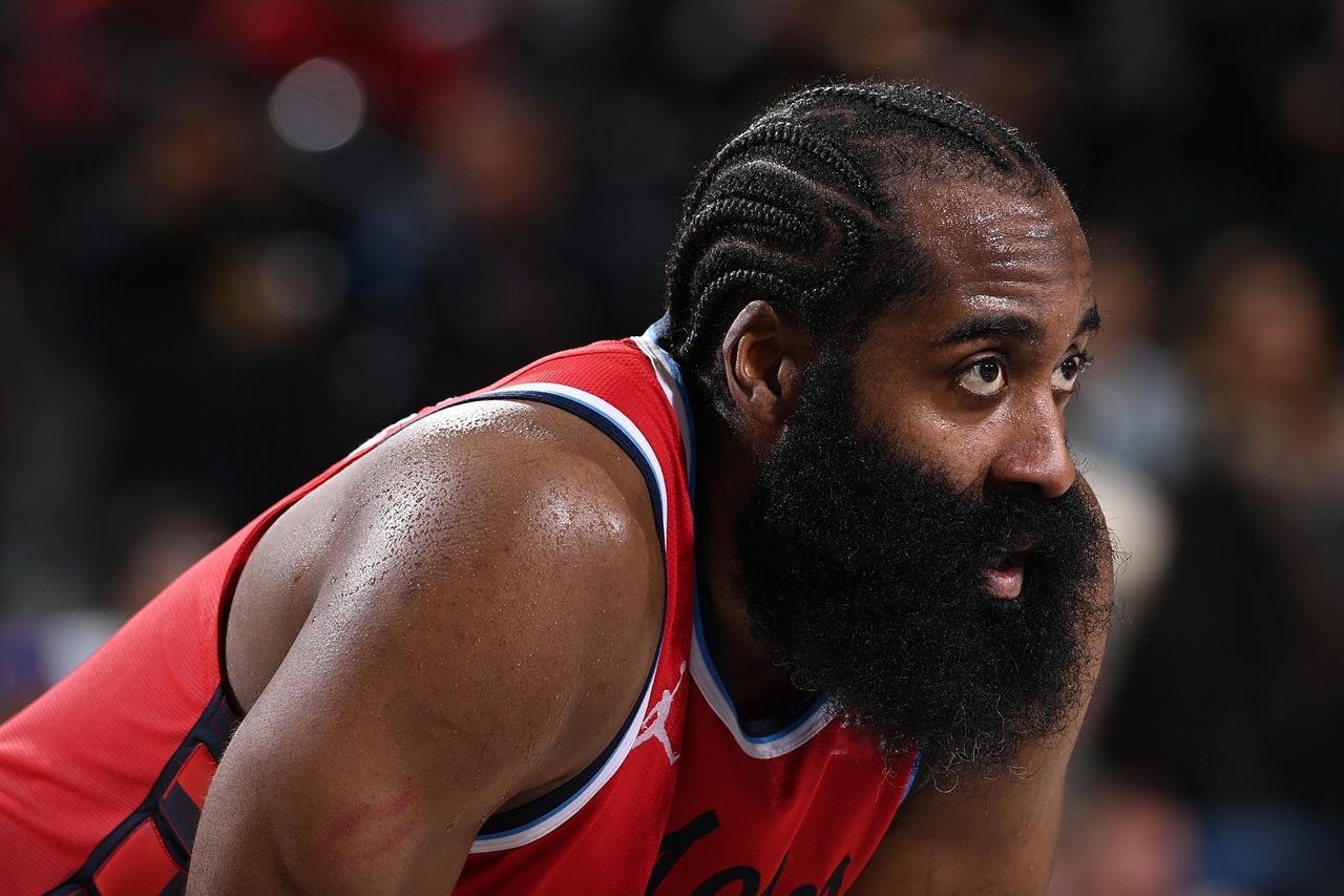 哈登就像是在泰伦卢奄奄一息的时候，给他做了一次心肺复苏，让他又喘了一口气，也延迟