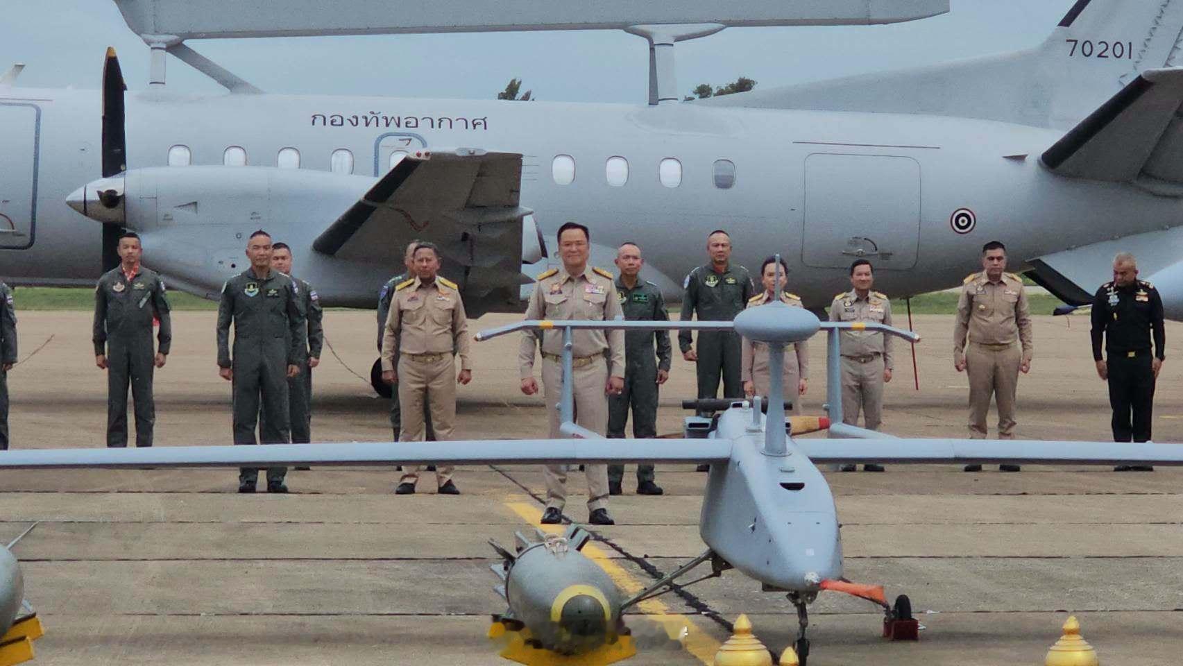 泰国总理阿努廷亲自驾驶，索卡塔TBM 930公务飞机，访问呵叻府第一空军联队视察