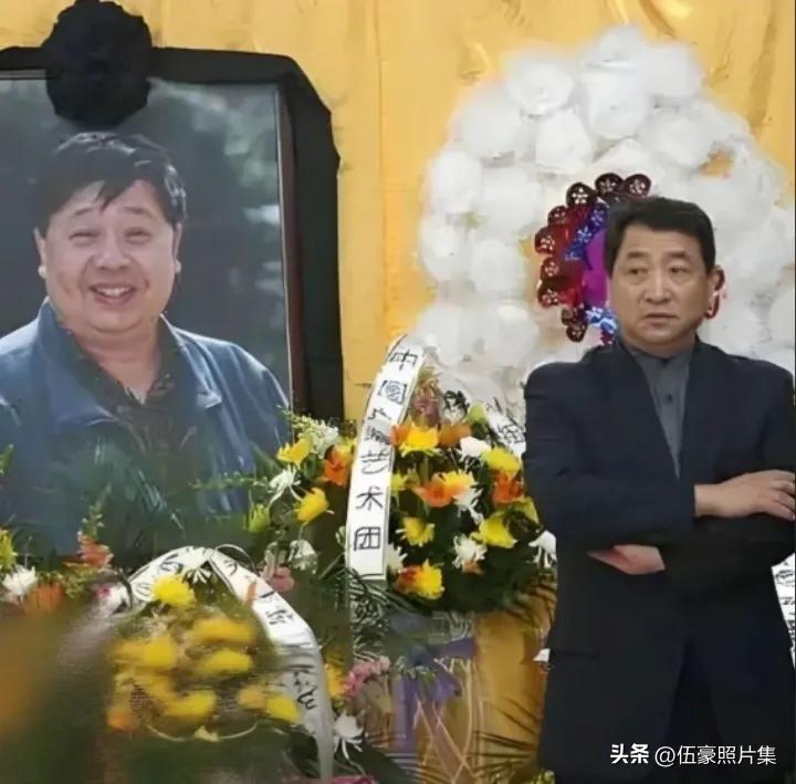 2006年12月24日，北京八宝山革命公墓第一告别厅，相声大师马季的遗体告别仪式