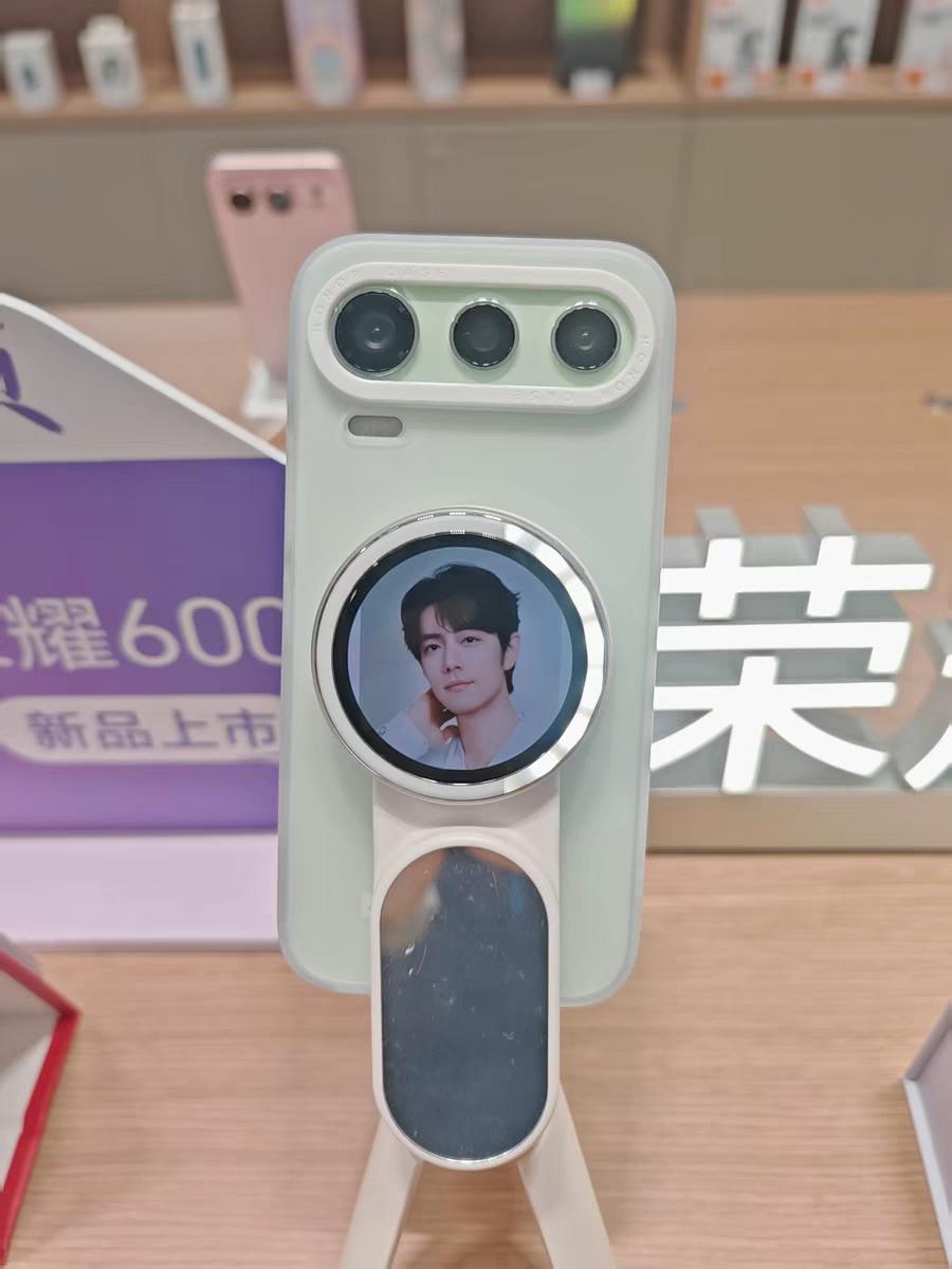 荣耀Magic8 Pro 升级 170 版本之后支持磁吸副屏功能，之前一直羡慕 