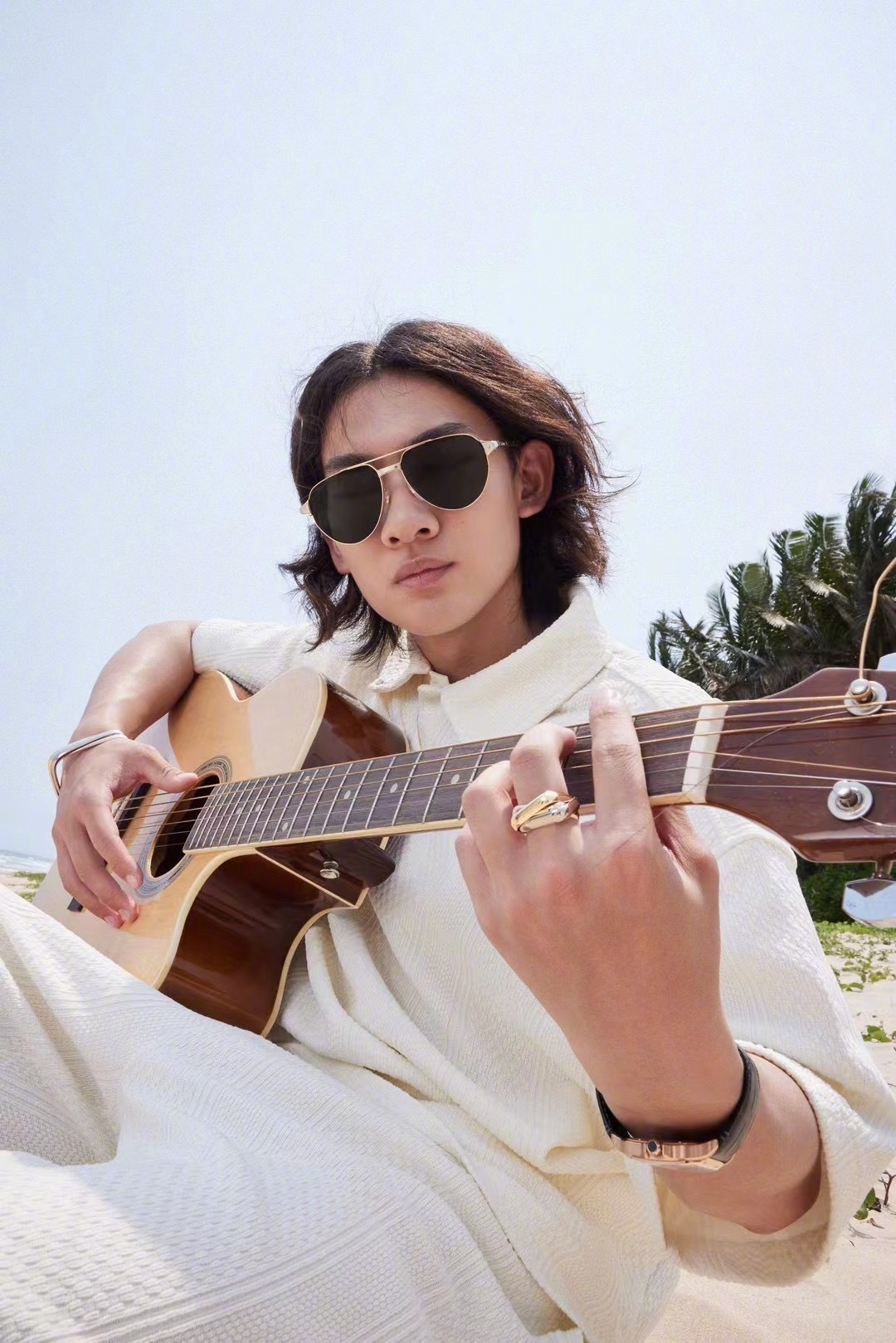 寻找开幕式中的苏翊鸣 苏翊鸣的赛场高光之外，藏着许多鲜活日常：他是吉他弹唱时专注