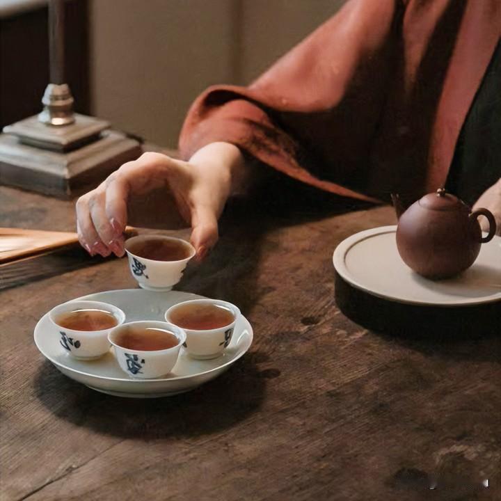 普洱茶为啥感觉古树更好喝?

沸水冲下，茶叶翻滚，杯底偶尔落下几星细末。从前总想
