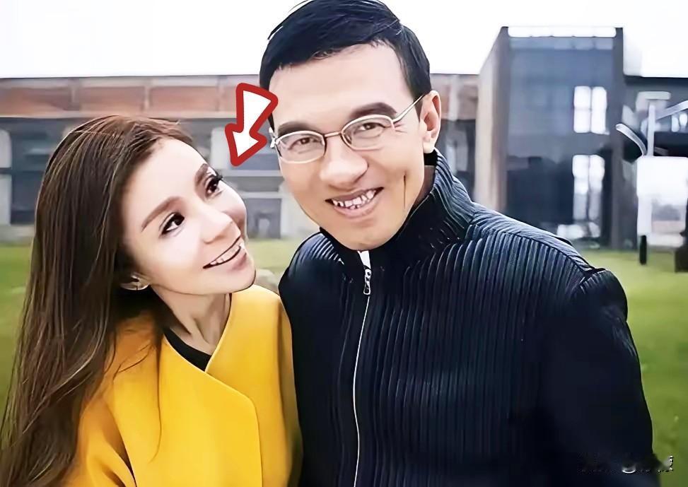 王志坐不住了，
起因就是52岁的妻子朱迅主持了一场晚会。零下五度的分会场里，朱迅