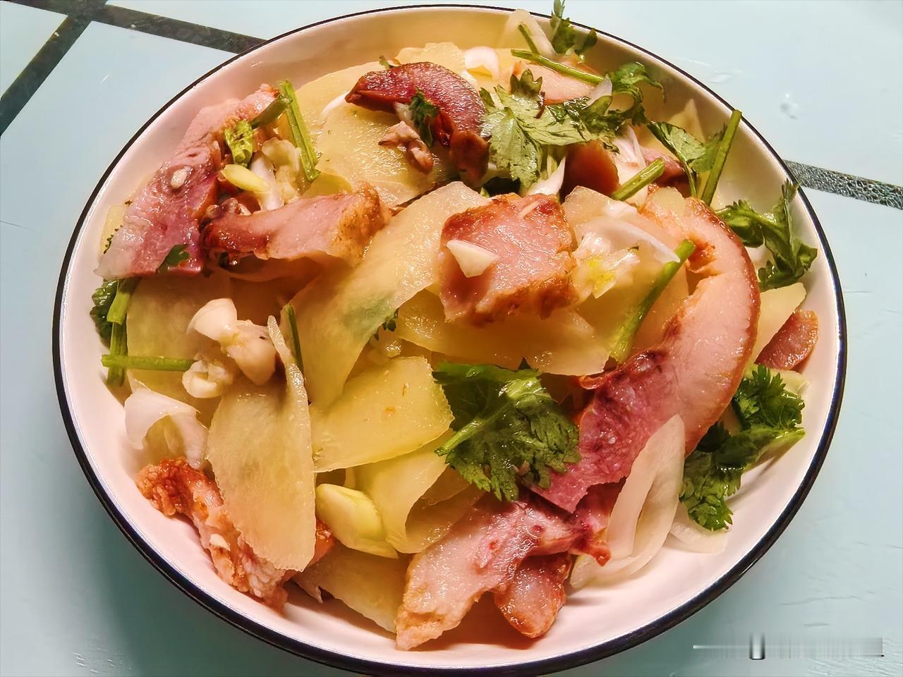 我特别爱吃猪头肉，以前都用来拌黄瓜。自从猪头肉邂逅了土豆片，便是金风玉露一相逢，