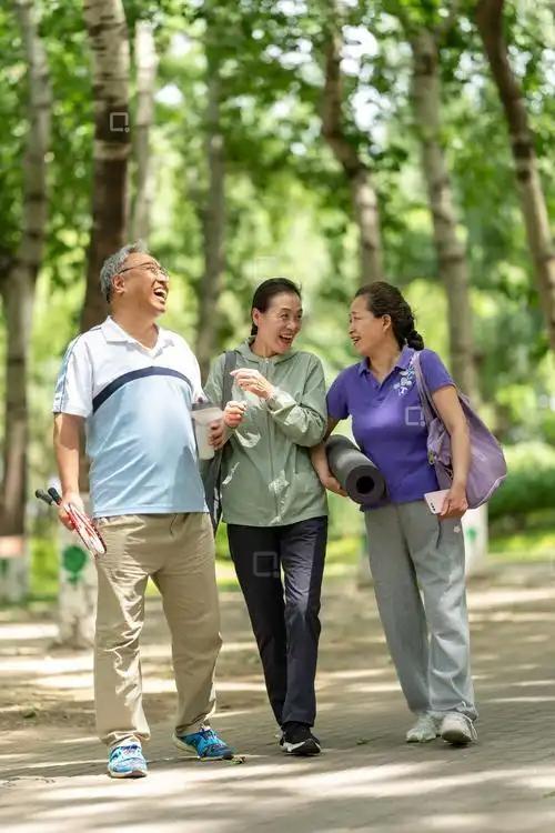 孩子成家后，千万别做这件事

昨天傍晚，看见邻居李阿姨拖着行李箱在小区门口等车。
