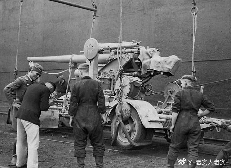 大杀器到场：正在的黎波里港卸载的非洲军团Flak 18型88mm高炮，摄于194