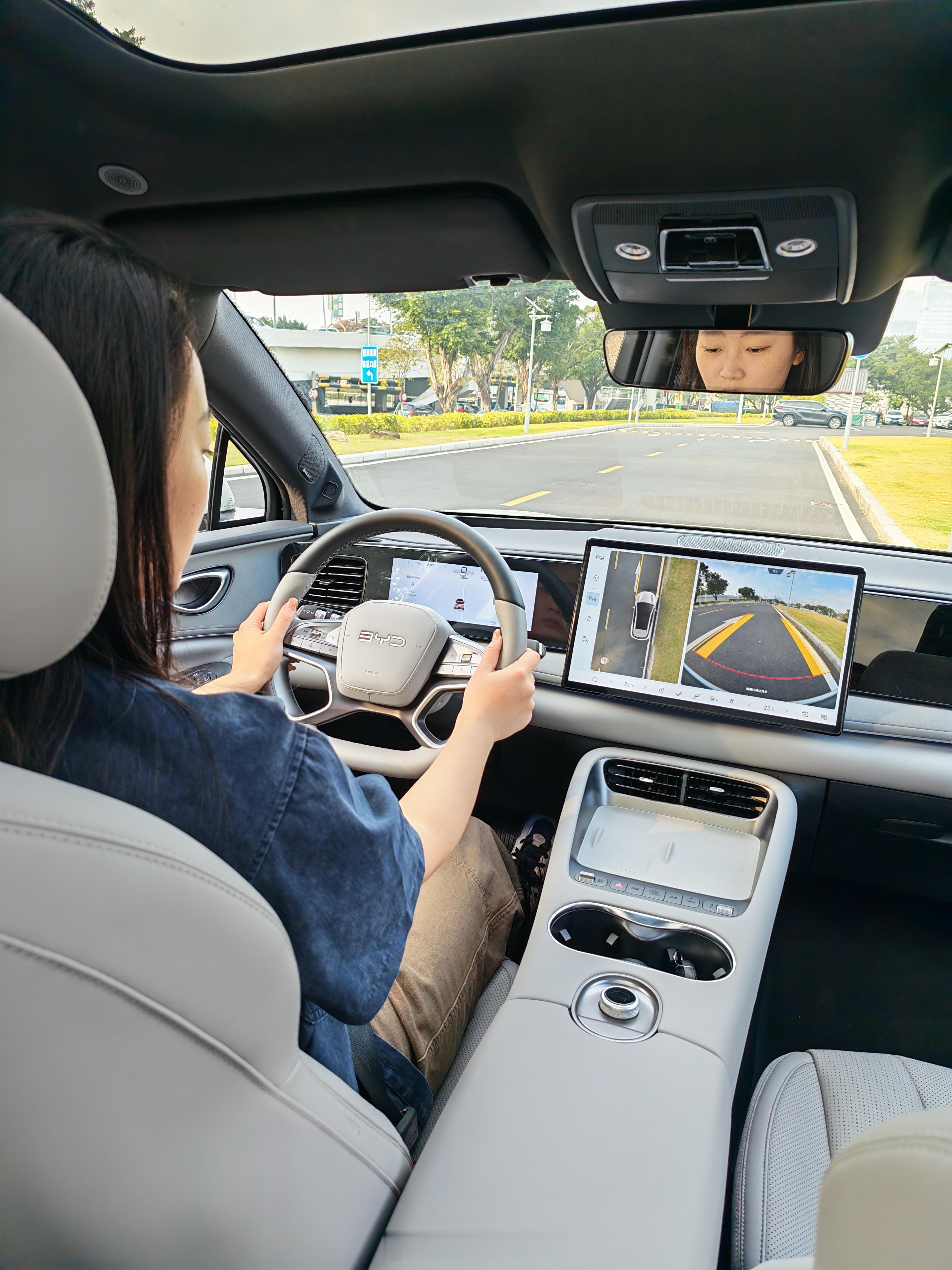 发现很多人倒车从来不看后视镜，只会盯着屏幕来看来看，坐在车内只看屏幕倒车很容易搞