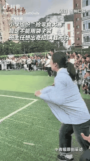 这位女老师火了！贵州，某小学组织抢零食大赛，规定是不能用袋子装，这可难倒许多老师