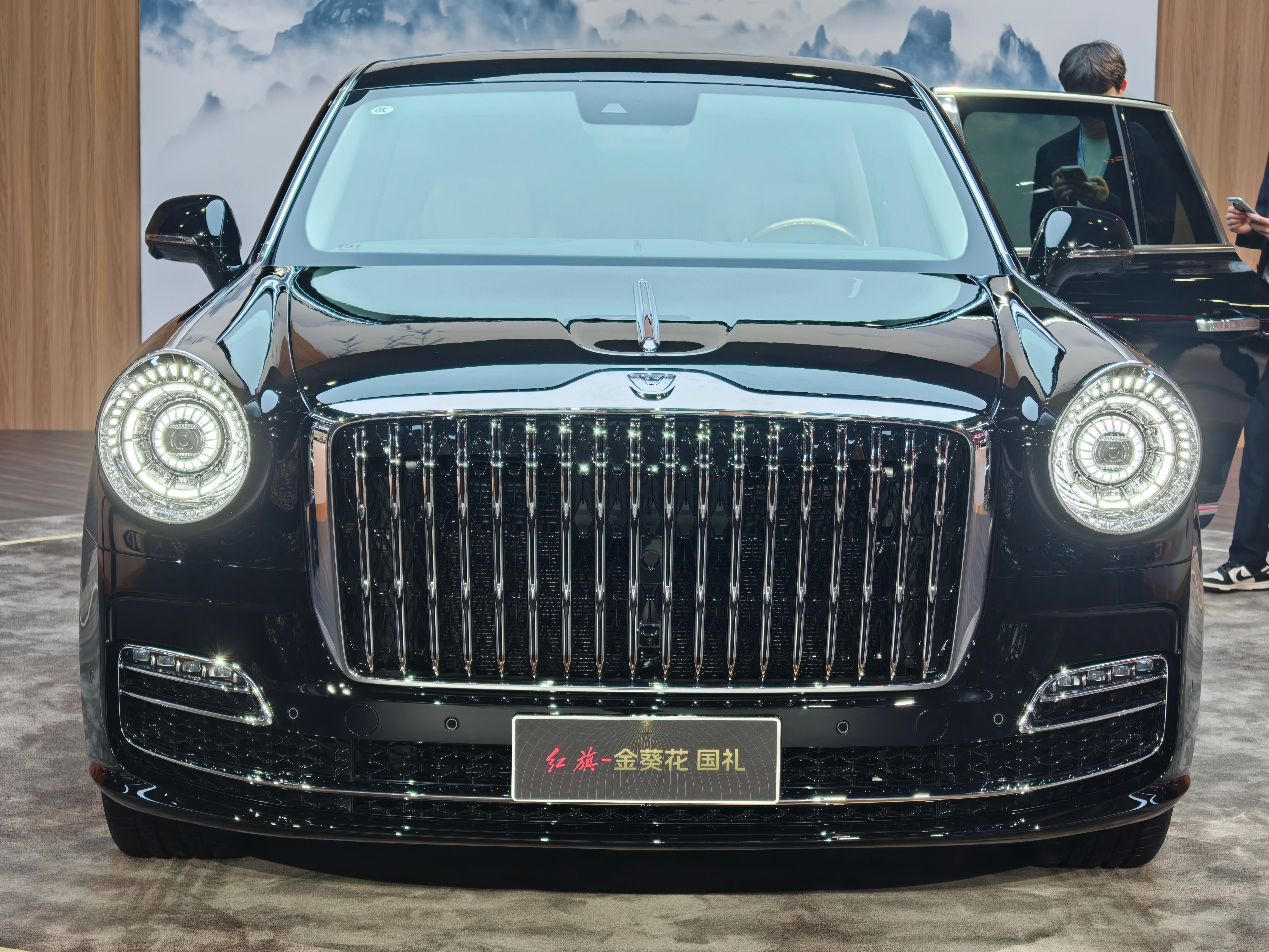 之前拍的红旗金葵花国礼，好像忘记发了。汽车资讯汽场全开 ​​​