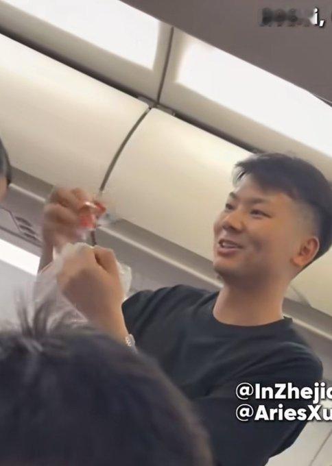 从宜昌起飞的航班上，一幕画面打动了很多人。
一位父亲站起身，向机舱里的乘客诚恳致