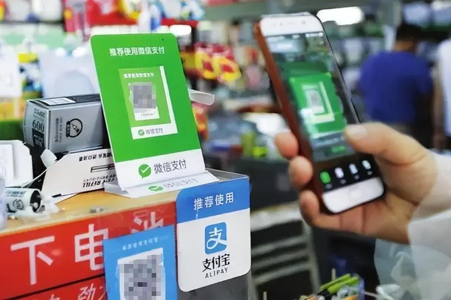 一位在美国的华人表示，中国的手机支付非常麻烦，每次都要掏出手机扫码，还得输入密码