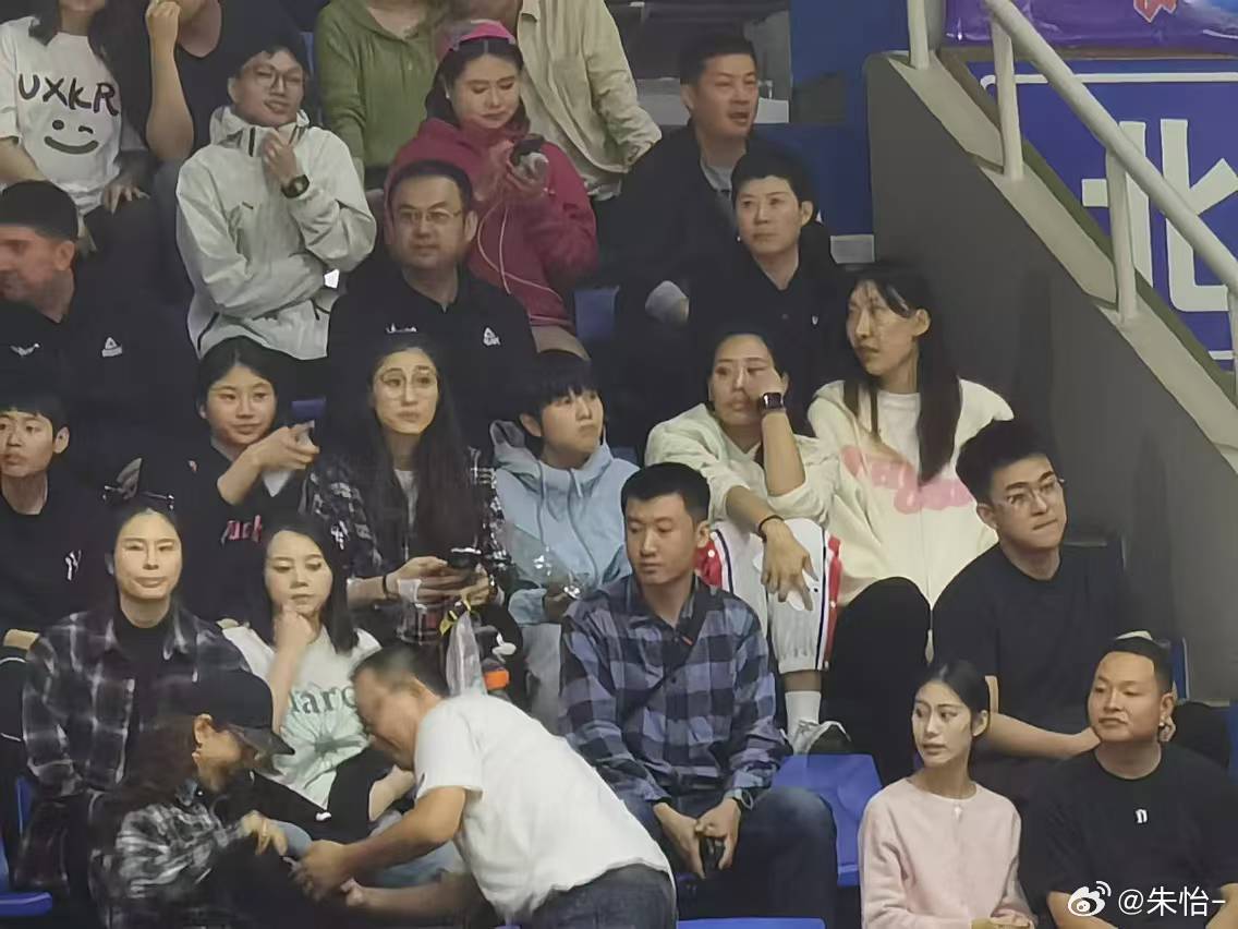 四川vs北控，四川男篮主场第一战！四川女篮全队来助威啦，韩旭李梦王思雨都来咯～～