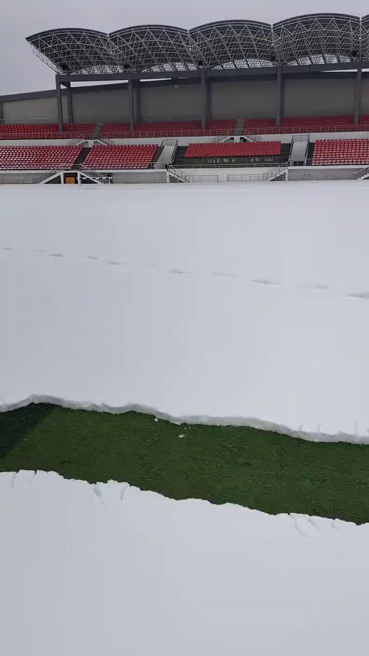 东北人的快乐用雪滚出“瑞士卷”。