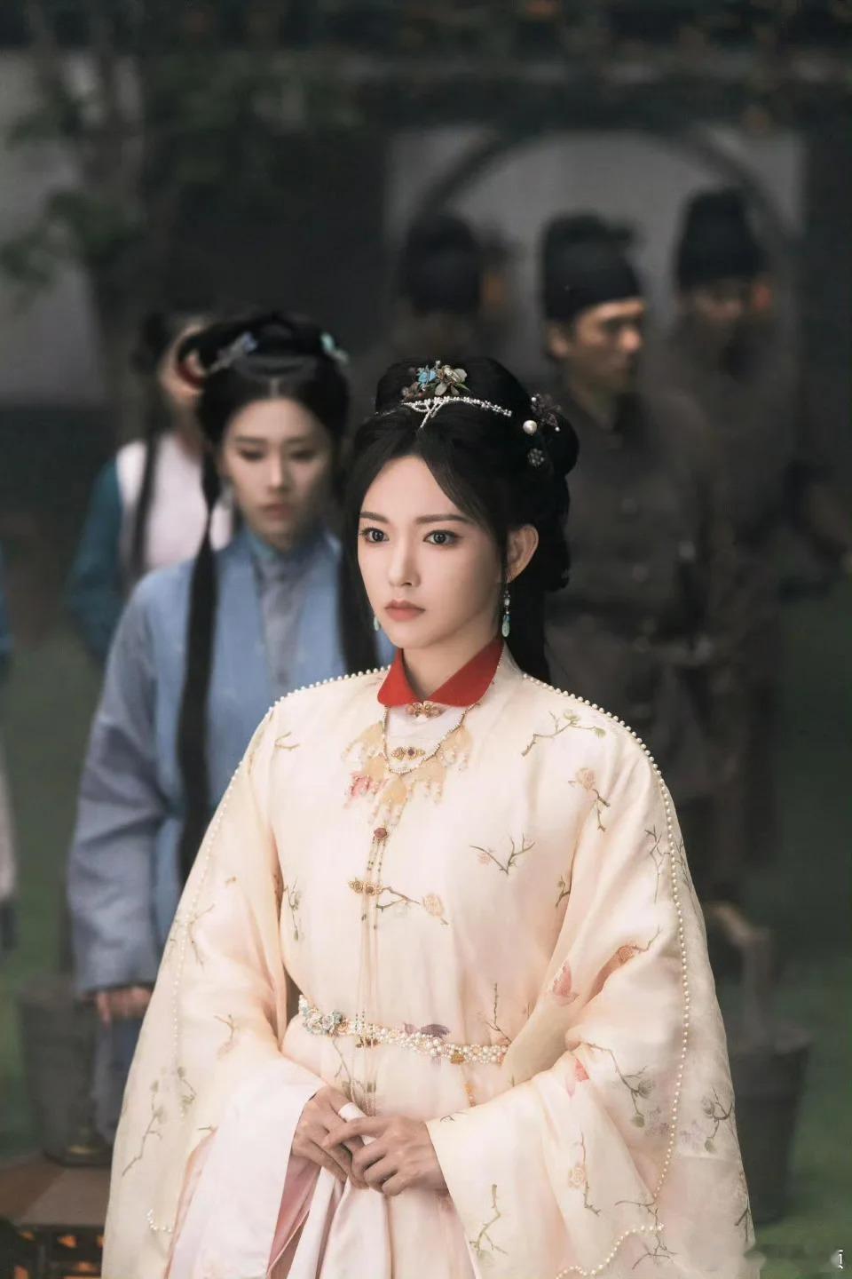 程潇上一秒态度姐下一秒茶媚子 程潇 恶女味谁能拒绝程潇的双面魅力？上一秒是气场全